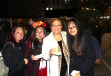 Gran muestra cultural mexicana retornó al Rockefeller Center Por segundo año consecutivo la majestuosa muestra cultural mexicana en celebración del Dia de Muertos retorno a una de las áreas más icónicas de la ciudad de Nueva York.
