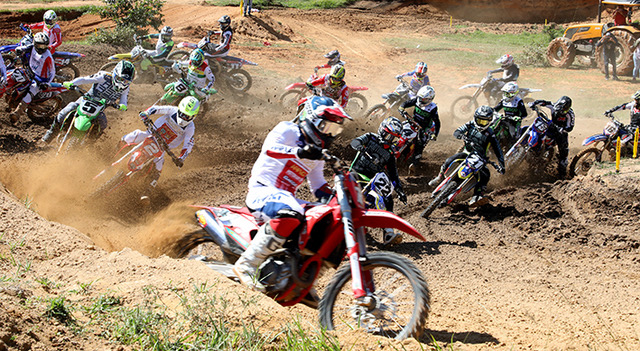 La Acción y Emoción del Motocross de las Naciones Latinoamericano en su salida con pilotos agresivos buscando posición puntera hacia el campeonato