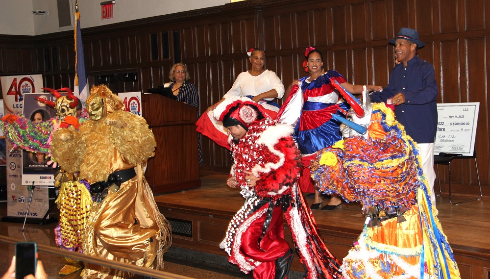 La cultura musical y el folclore que por su colorido y alegr&iacute;a caracterizan a Rep&uacute;blica Dominicana, no pudieron faltar en una ceremonia tan especial y emotiva, en la cual se celebr&oacute; al futuro, representado por los j&oacute;venes dominicanos ganadores de las becas estudiantiles.