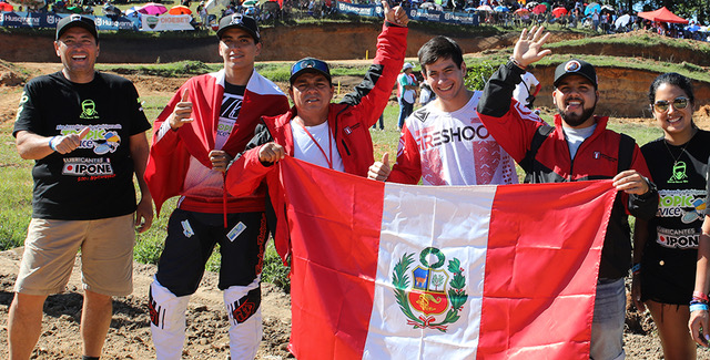 La delegación de Perú con sus pilotos Gianlucas Scavino y Gino Scavino