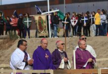 Obispos de México y EE.UU. celebran misa por migrantes fallecidos en frontera Los obispos de Ciudad Juárez, José Guadalupe Torres Campos (2-i), de El Paso (c) Mark Joseph Seitz y de La Cruces, Peter Baldacchino (d) participan en una misa binacional de migrantes