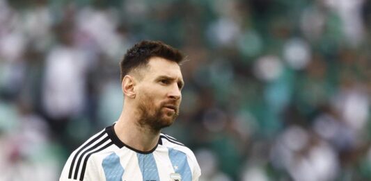 Con el gol y la asistencia obtenidas ante México, Leo Messi igualó este sábado el número de goles y de asistencias de Diego Armando Maradona, al que alcanzó en el de partidos jugados nada más echar el balón a rodar en el estadio Lusail de Qatar 2022.