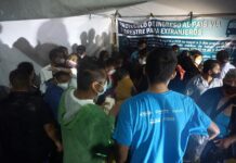 Autoridades mexicanas del Instituto Nacional de Migración (INM) y de la Guardia Nacional desintegraron este viernes dos caravanas de migrantes que buscaban llegar a San Pedro Tapanatepec, en el estado de Oaxaca, lo que dejó como saldo más de 300 extranjeros asegurados y varios agentes migratorios heridos.