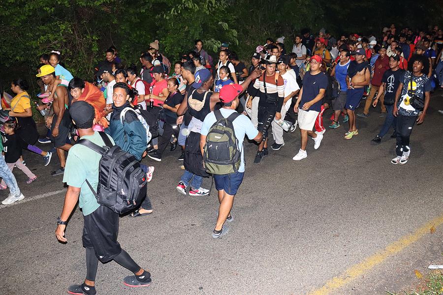 Migrantes caminan en caravana hacia la frontera inmigrantes