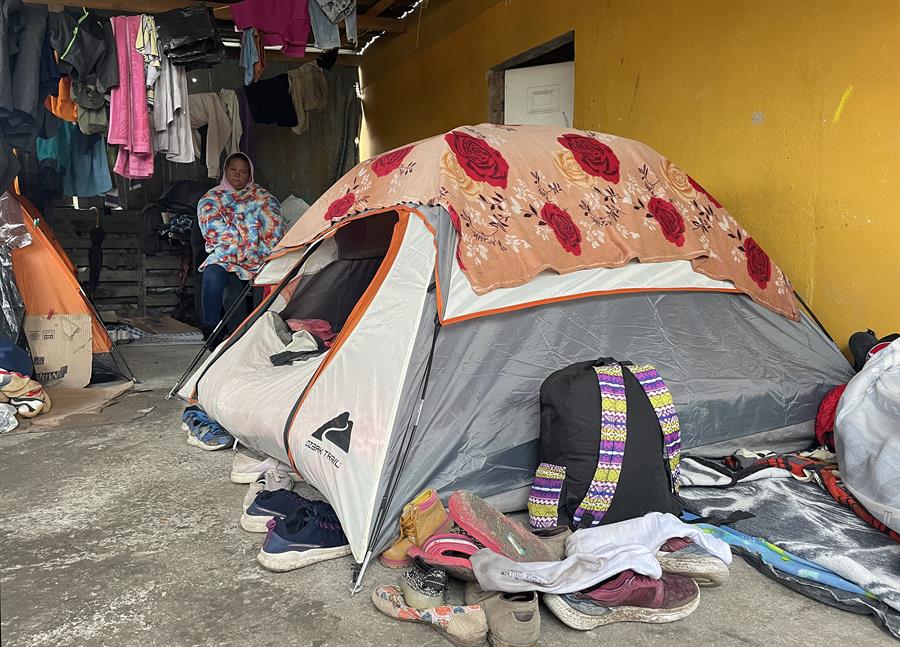 Migrantes centroamericanos buscan un albergue (1)