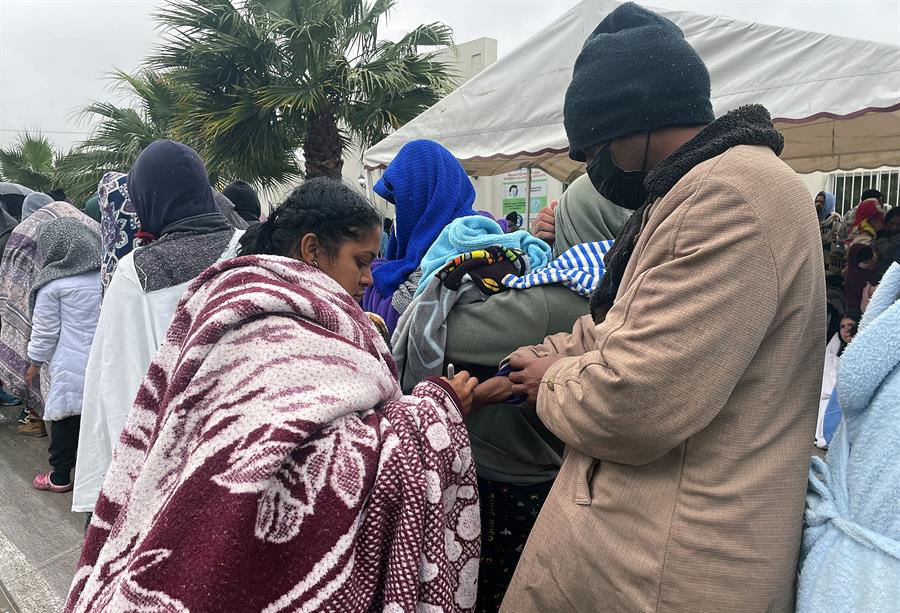Migrantes centroamericanos buscan un albergue (1)