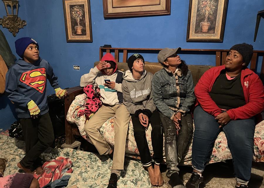 Migrantes centroamericanos buscan un albergue (1)