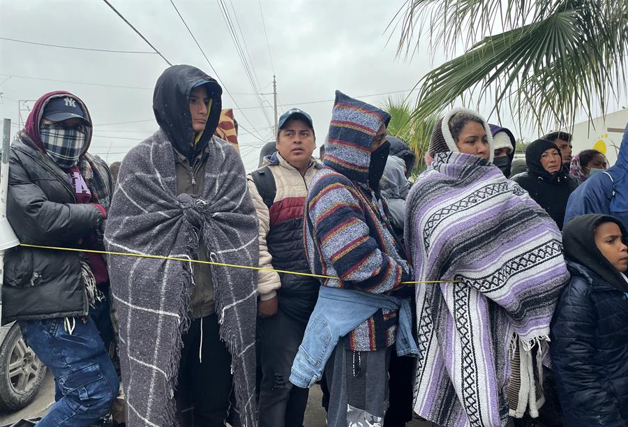 Migrantes centroamericanos buscan un albergue (1)