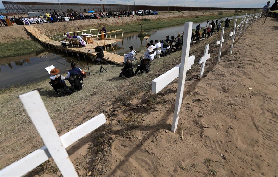 Migrantes de diversas nacionalidades, participan en una misa binacional a mitad del R&iacute;o Bravo (2)