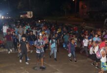 Migrantes agreden a agentes y vandalizan furgoneta en sureste de México Migrantes