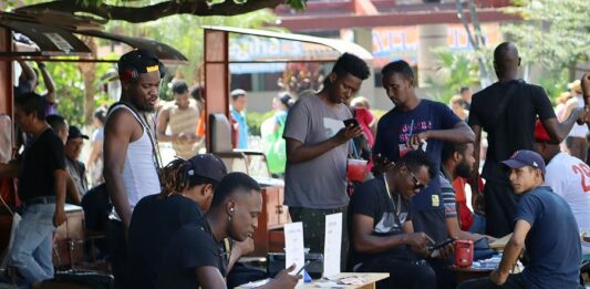 Migrantes haitianos se dedican a la venta informal de productos (1)