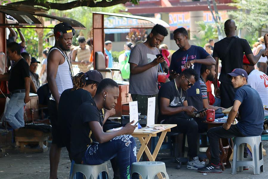 Migrantes haitianos se dedican a la venta informal de productos (1) Migrantes haitianos se dedican a la venta informal de productos (1)