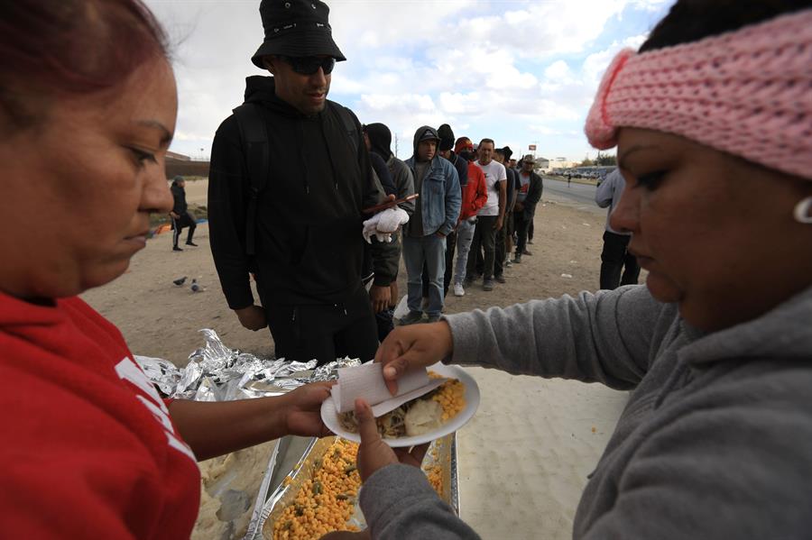 Migrantes reciben hoy alimentos en un campamento junto al Río Bravo (2) Migrantes