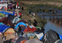 Autoridades mexicanas piden a migrantes que dejen su campamento improvisado Migrantes