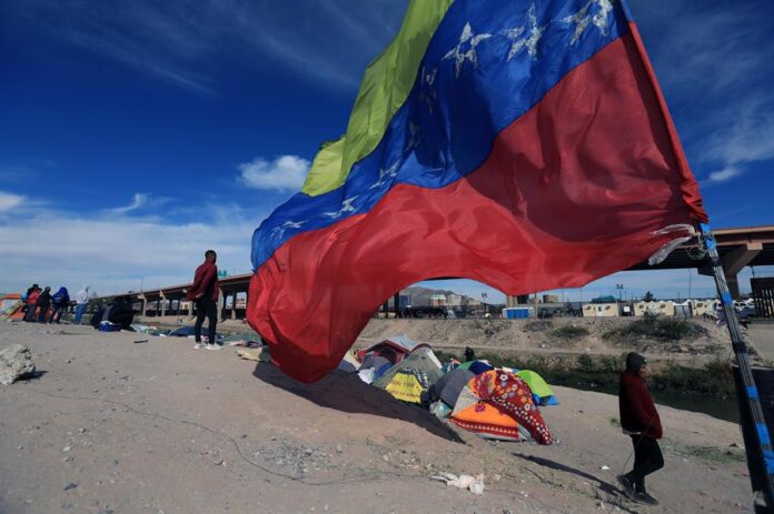 Migrantes venezolanos acampan a orillas del Río Bravo (3) Migrantes