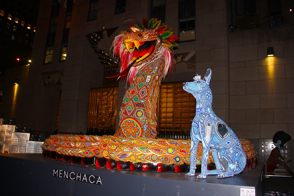 Las impresionantes esculturas del maestro Cesar Menchaca y su escuela de arte huichol, fueron los elementos visuales más destacados y atractivos de esta muestra cultural, recrearon a personajes de la mitología mexicana como la serpiente emplumada, divinidad creadora del pueblo mexicano y su perro sin pelo.
