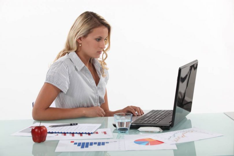 Mujer trabajando Lo que realmente da valor a una empresa son las personas. Por ello, deberían tener los colmillos bien afilados cuando se trata de construir y nutrir a sus equipos de trabajo.