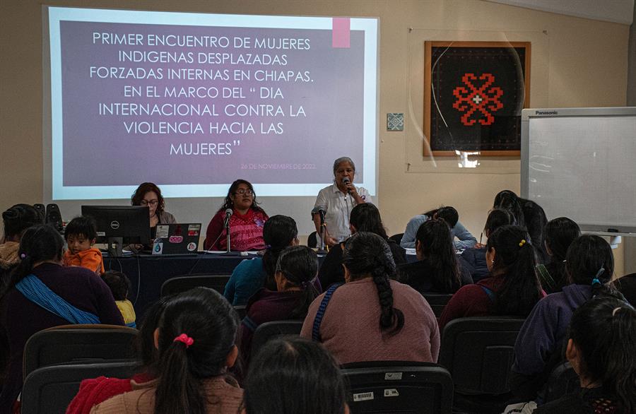 Mujeres participan hoy en el Primer Encuentro de Mujeres Ind&iacute;genas Desplazadas en San Cristobal de las Casas (3)