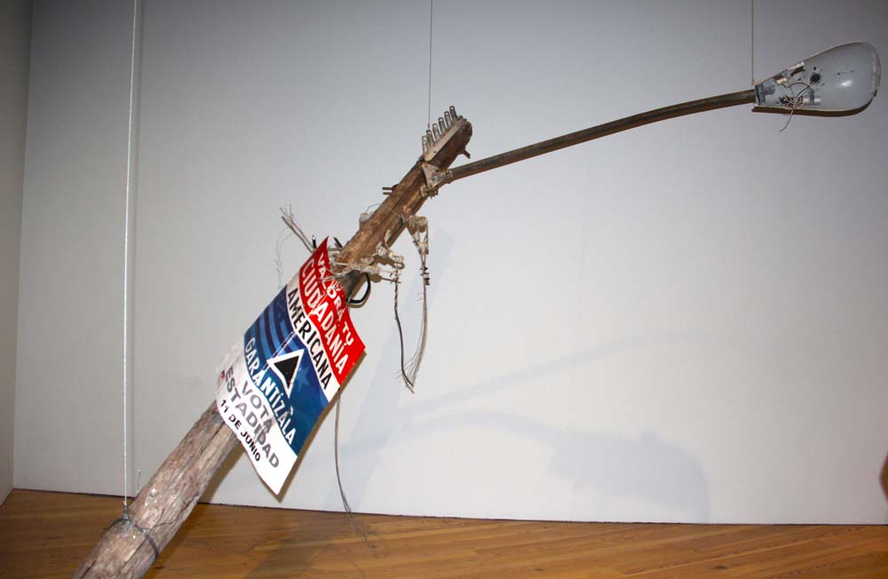 Una de las impresionantes obras de la nueva muestra sobre Puerto Rico en el Museo Whitney, que simboliza la devastación provocada por el huracán María en la isla y el grave problema de energía eléctrica que tiene secuelas hasta la actualidad, además se puede claramente apreciar el mensaje político, presente en toda la muestra.