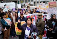 Chef oaxaqueña presenta libro de cocina en Nueva York Natalia Mendez en una de las numerosas manifestaciones a favor de los inmigrantes y de los soñadores en las que activamente participa.