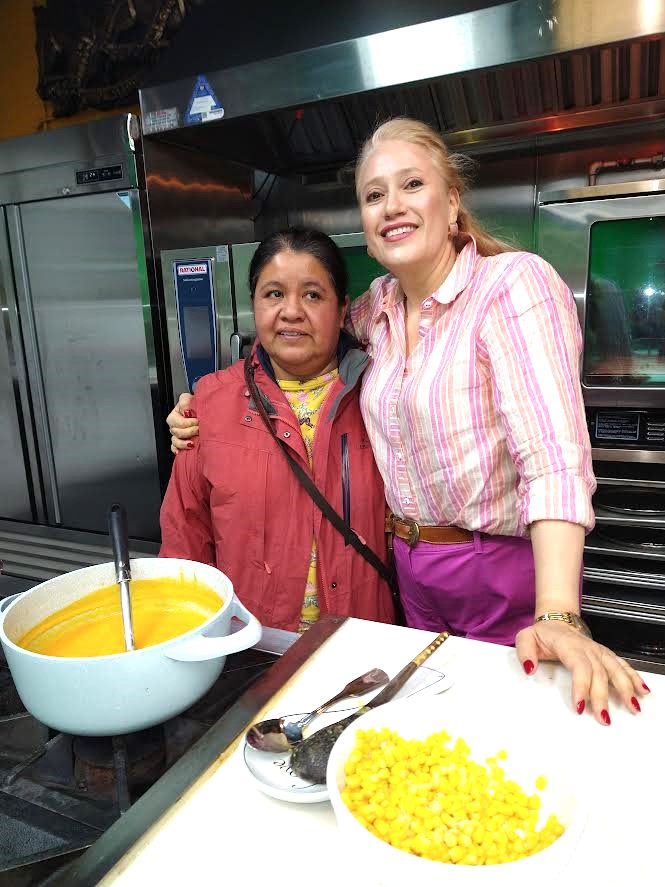 La chef Natalia Mendez, preparando una receta de calabaza en los estudios del programa &iquest;Qu&eacute; comemos hoy? de Telelatina, junto a la autora de esta nota.