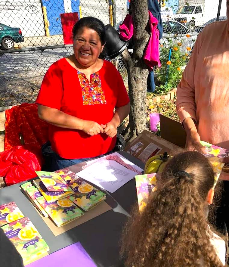 Natalia Mendez presentando su libro en el jard&iacute;n de Bruckner Mott Havenn el pasado 5 de noviembre.
