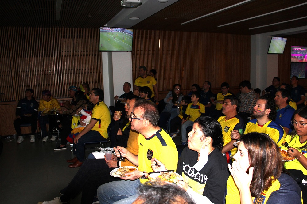 La gran familia consular ecuatoriana, acompa&ntilde;&oacute; cada segundo a la selecci&oacute;n nacional de f&uacute;tbol de Ecuador en el partido inaugural del Mundial de F&uacute;tbol Catar 2022, entre gritos, expectativas, alegr&iacute;a, se dio tiempo tambi&eacute;n para saborear su cultura gastron&oacute;mica.