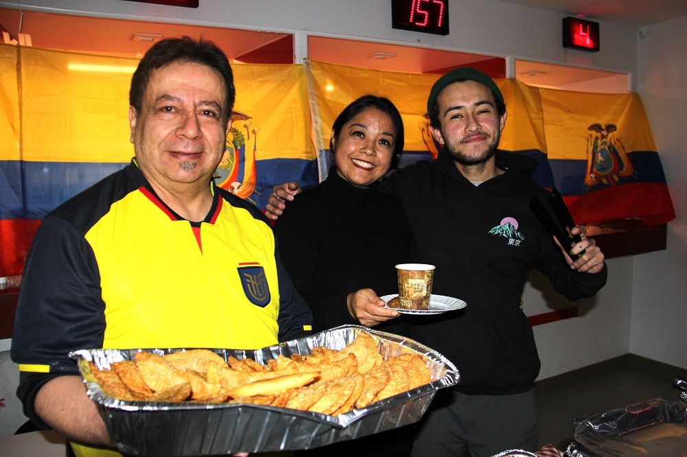 Los sabores ecuatorianos fueron parte de la celebraci&oacute;n, con una variedad de platos t&iacute;picos ecuatorianos. Atendiendo a los hinchas estuvieron Andrea Cede&ntilde;o y su equipo integrado por ecuatorianos y colombianos.