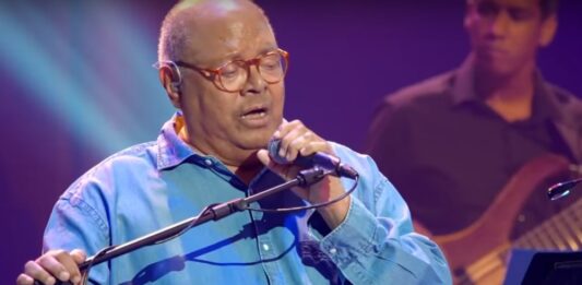 El cantautor cubano Pablo Milanés se encuentra hospitalizado en Madrid y suspende los conciertos que tenía previstos, en la capital mexicana y en Santo Domingo, informó este sábado su oficina artística.