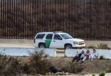 La Patrulla Fronteriza de Estados Unidos y representantes de diversos consulados y organizaciones que operan en la frontera con México anunciaron hoy que redoblarán sus esfuerzos para evitar muertes de migrantes, urgiéndolos a llamar al 911 tan pronto sus vidas estén en peligro.