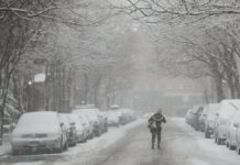 Una tormenta recubre parte del estado de Nueva York con dos metros de nieve Una tormenta ha azotado Buffalo, localidad del estado de Nueva York que hace frontera con Canadá, recubriendo parte de la zona este sábado con dos metros de nieve, según el Servicio Meteorológico Nacional.