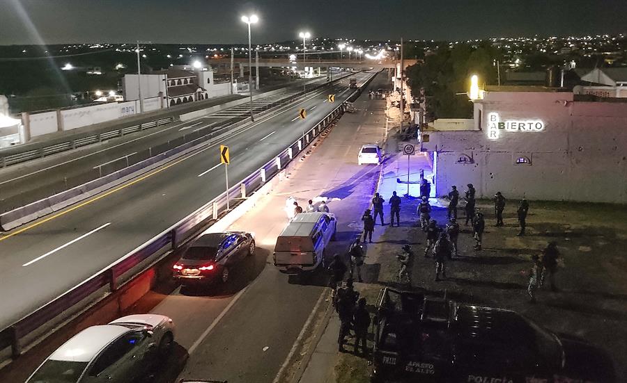 Personal de la Guardia Nacional resguardan el área donde se cometió un múltiple crimen (2)
