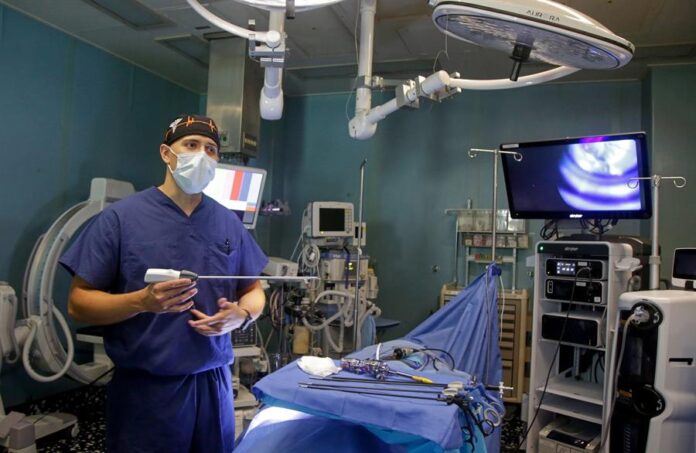 Personal médico del buque hospital USNS Comfort de la armada de Estados Unidos atiende a pacientes colombianos (3)