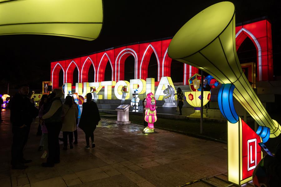 Personas acuden hoy a disfrutar el festival Luztopía en Monterrey (3)