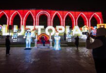 Personas acuden hoy a disfrutar el festival Luztopía en Monterrey (2)