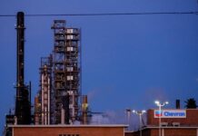 El Gobierno estadounidense anunció este sábado que autoriza a la petrolera Chevron a retomar operaciones limitadas de extracción de recursos naturales en Venezuela como resultado de la reanudación del diálogo entre el Gobierno venezolano y la oposición.
