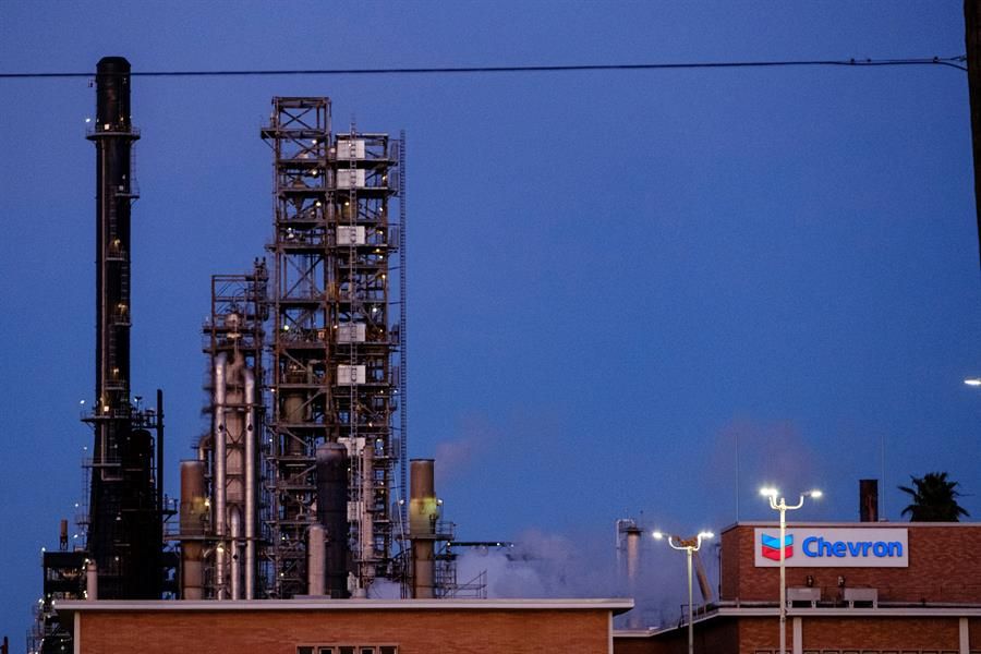 Petróleo Chevron El Gobierno estadounidense anunció este sábado que autoriza a la petrolera Chevron a retomar operaciones limitadas de extracción de recursos naturales en Venezuela como resultado de la reanudación del diálogo entre el Gobierno venezolano y la oposición.