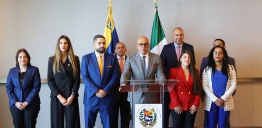 El presidente de Venezuela, Nicolás Maduro, afirmó este sábado que la reanudación del proceso de negociación en México entre su Gobierno y la oposición agrupada en la Plataforma Unitaria abre un "nuevo capítulo" para avanzar hacia la "paz y el bienestar" de los venezolanos.