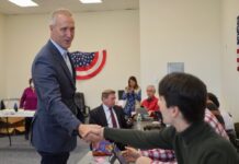 El jefe de la campaña electoral demócrata se queda fuera del Congreso Sean Patrick Maloney.