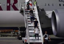 La selección de Estados Unidos llegó este viernes a Doha y se convirtió en la primera en aterrizar en Catar, donde a partir del próximo día veinte comenzará el Mundial con el partido inaugural que disputarán el combinado anfitrión y Ecuador.