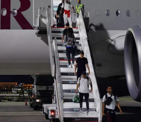 Estados Unidos, primera selección que aterriza en Catar La selección de Estados Unidos llegó este viernes a Doha y se convirtió en la primera en aterrizar en Catar, donde a partir del próximo día veinte comenzará el Mundial con el partido inaugural que disputarán el combinado anfitrión y Ecuador.
