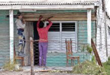 Damnificados del huracán Ian en Cuba que aún no ven la luz, 40 días después Una pareja de campesinos repara su casa afectada por el huracán Ian con sus propios recursos