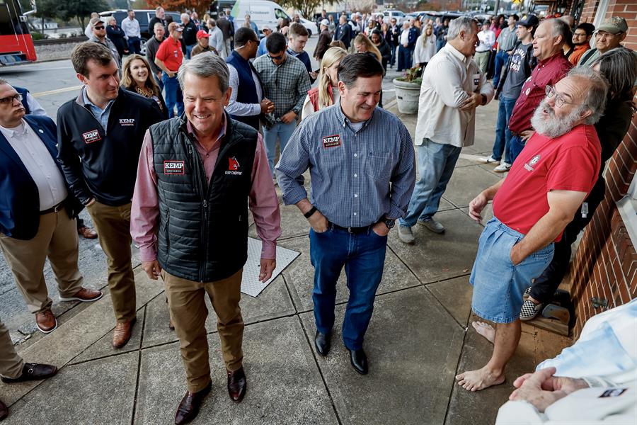 gobernadores republicnos, de Georgia, Brian Kemp (i) y de Arizona, Doug Ducey