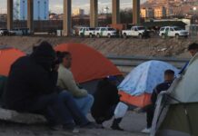 Piden reinstalar a joven latina de Denver despedida por ayudar a inmigrantes inmigrantes en la frontera (2)