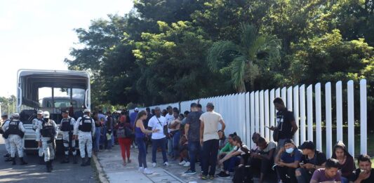 inmigrantes hacen fila para resolver su situación