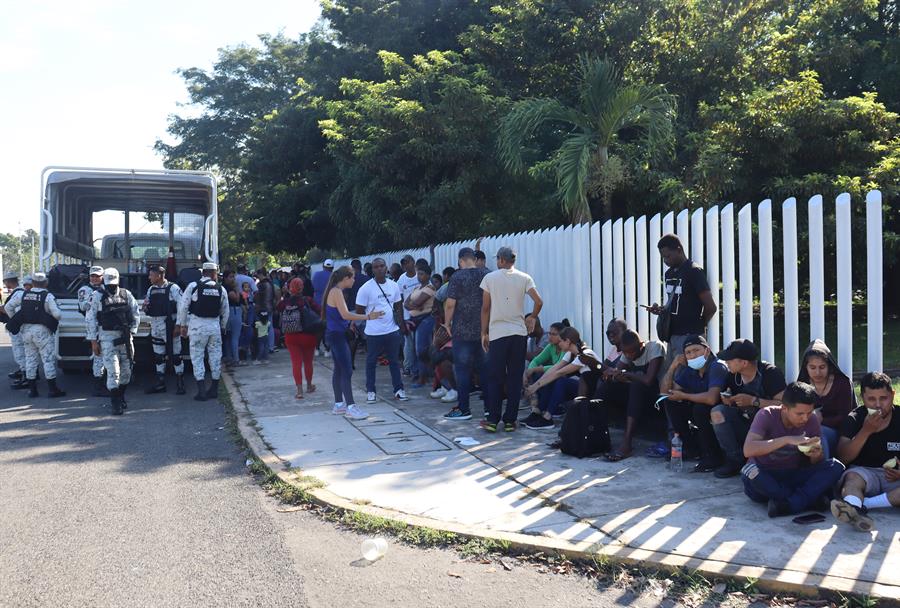 inmigrantes hacen fila para resolver su situaci&oacute;n