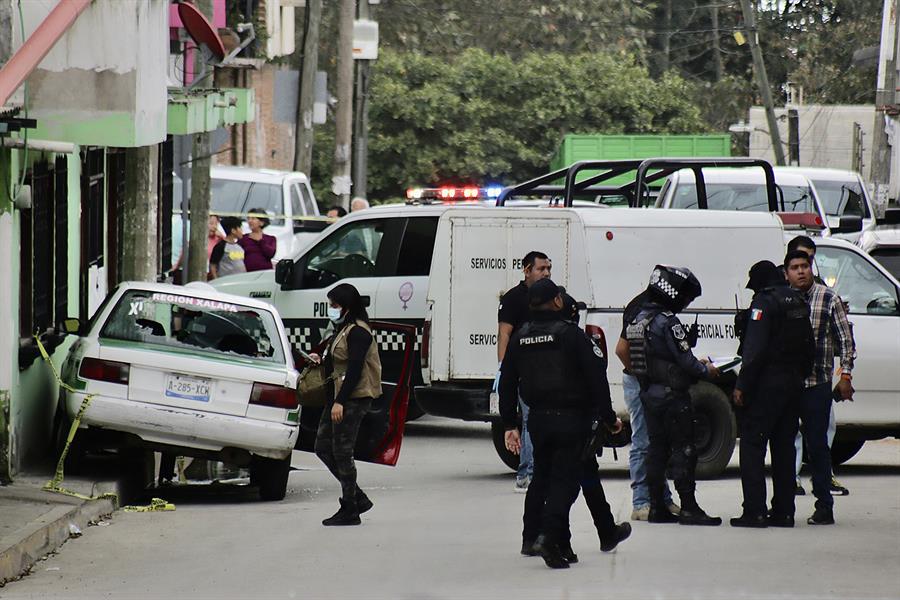 inspeccionan una escena del crimen donde fue asesinado el periodista mexicano Pedro Pablo Kumul
