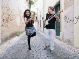 Dúo peruano norteamericano lleva música en quechua a los Grammys Latinos 2022 los músicos Matt Geraghty y Araceli Poma (1)