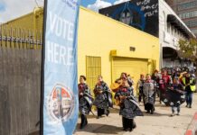 Mariachi recorre barrios latinos para alentar a votar en Los Ángeles mariachi Linda Mexicanas mientras cantan frente a un centro de votación (2)