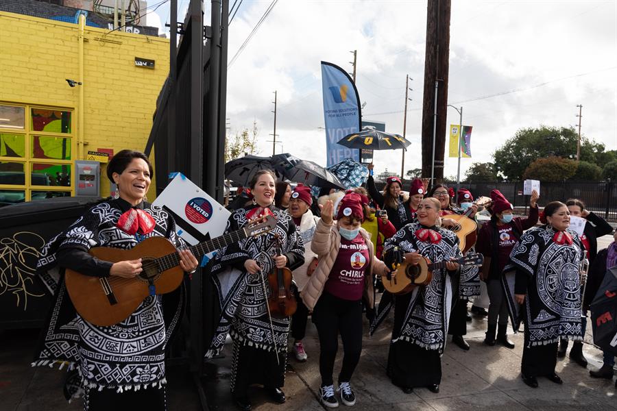 mariachi Linda Mexicanas mientras cantan frente a un centro de votaci&oacute;n